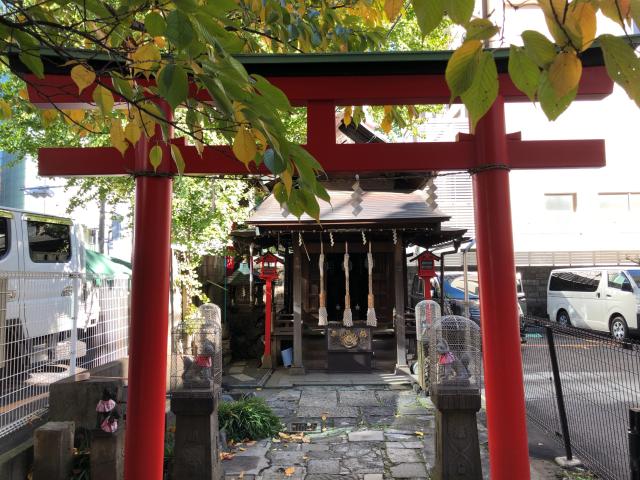 東京都新宿区新宿4-4-23 雷電稲荷神社の写真1
