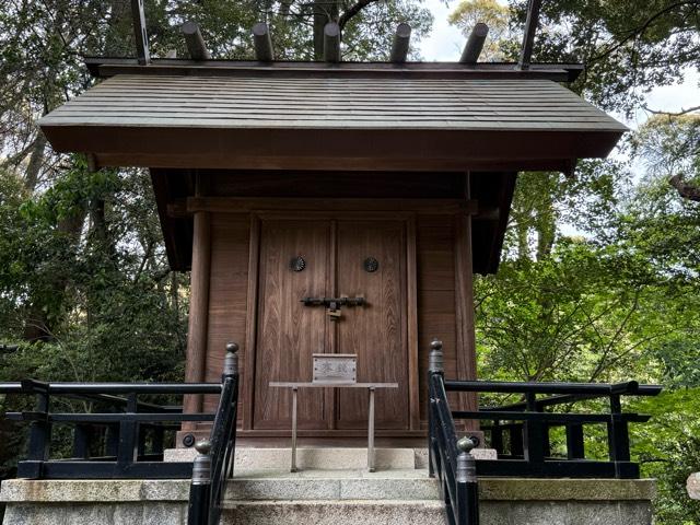 奈良県生駒市壱分町1527-1 英霊殿（往馬坐伊古麻都比古神社）の写真2