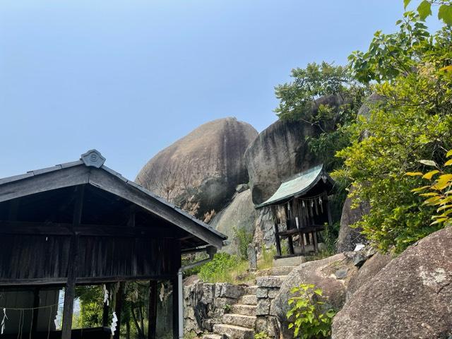 広島県尾道市向東町１０４ 岩屋巨石 岩屋荒神社の写真1