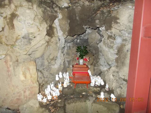 東京都北区岸町１丁目１２ 石祠・狐の穴（王子稲荷神社境内）の写真2