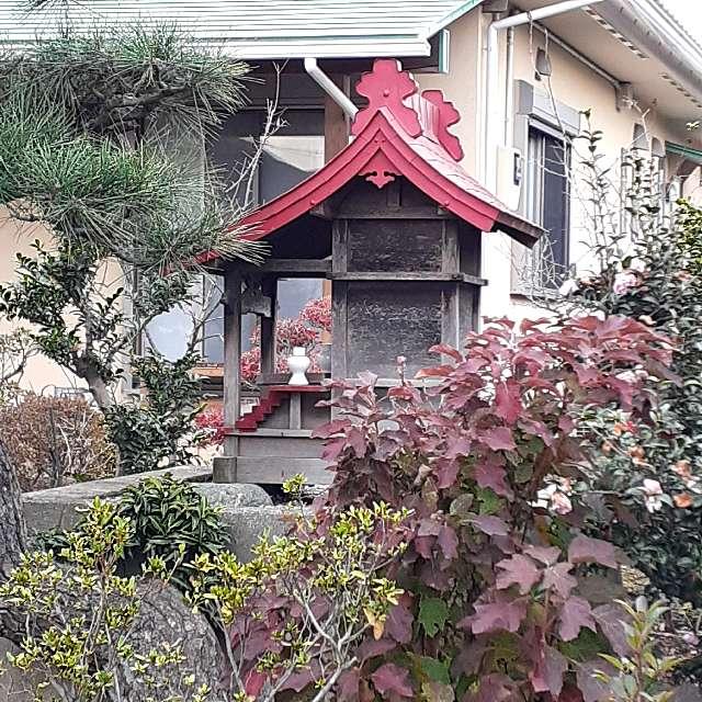 神奈川県厚木市妻田西２丁目２０−１ 稲荷社(個人宅敷地内)の写真1