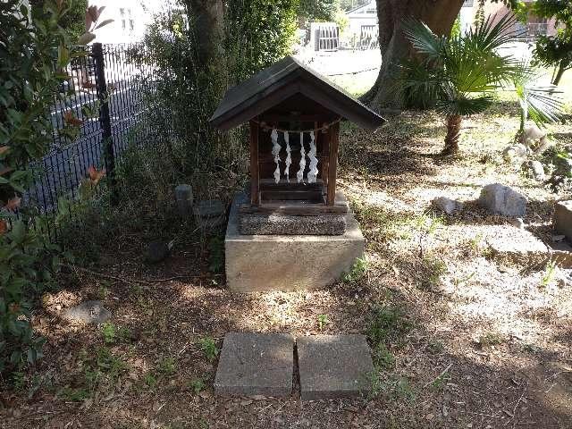 東京都調布市菊野台3-42-1 八剱神社境内社（鳥居左側）の写真1