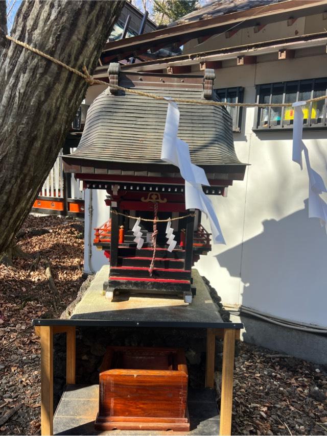 夫婦木社（新屋山神社　境内）の写真1