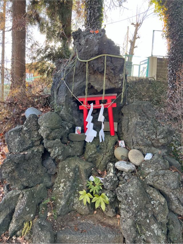 胎内弁天社(小室浅間神社 境内）の写真1