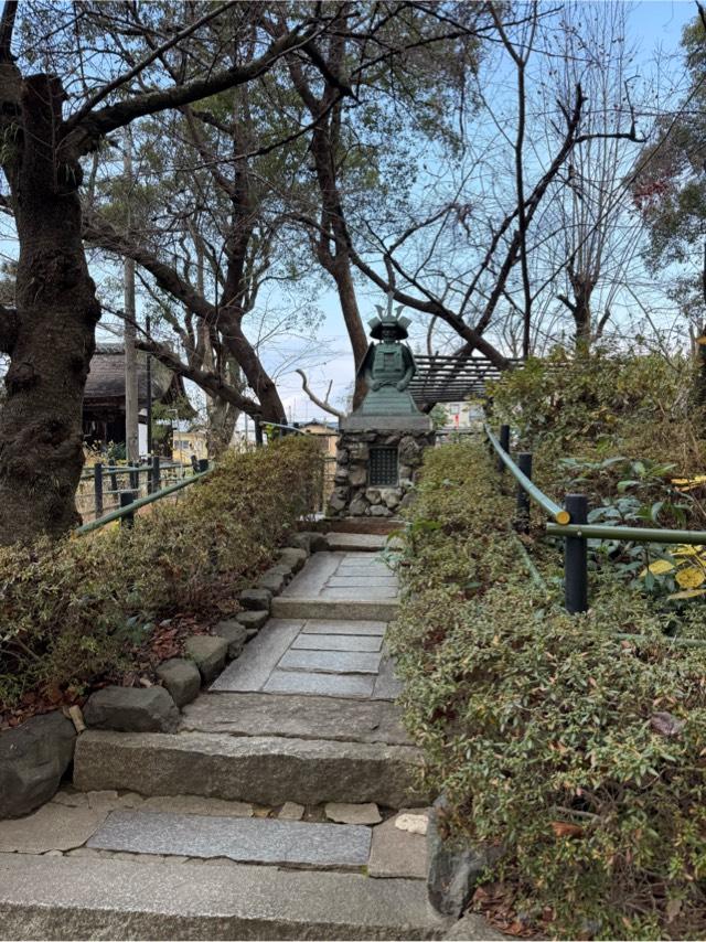 神鎧像（藤森神社境内）の写真1