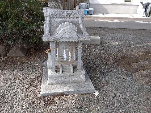 十二柱神社境内社（指定保存樹木左側）の写真1