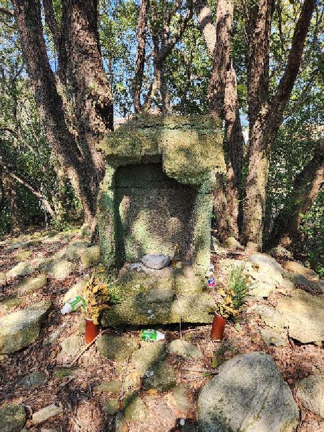 石祠（うべの山古墳）の写真1