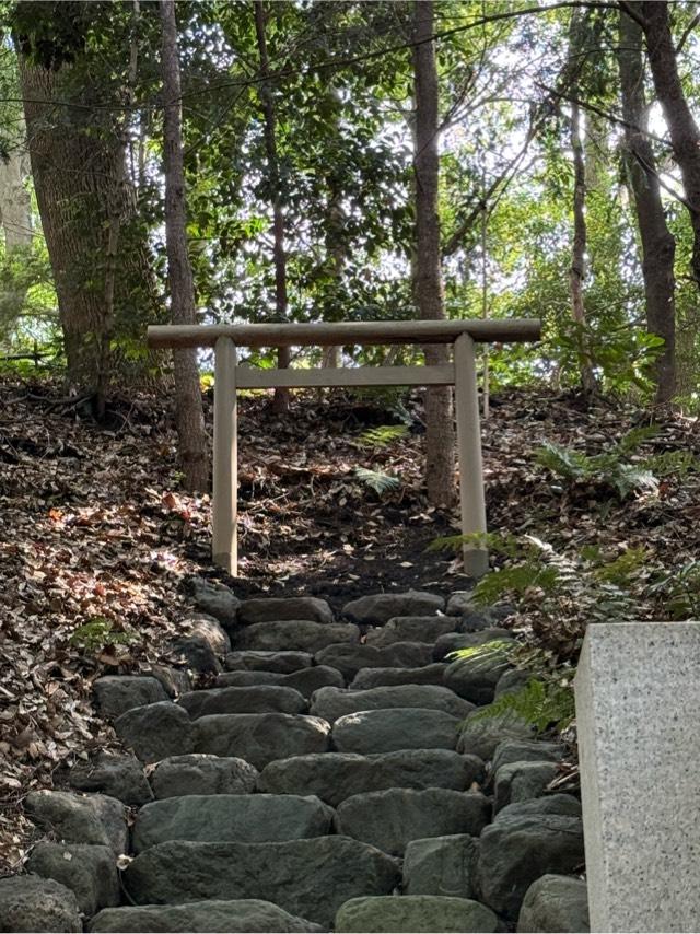 神獄山神苑（寒川神社　境内）の写真1