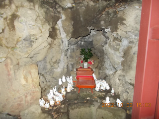 石祠・狐の穴（王子稲荷神社境内）の参拝記録(ムンクさん)